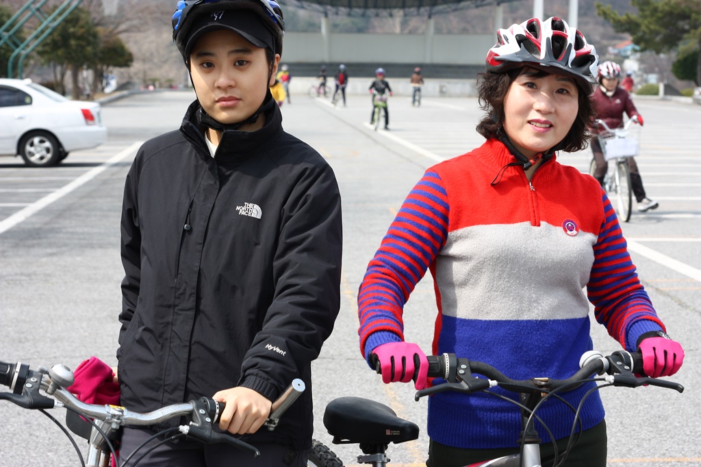윤규리, 이영미 모녀가 자전거 수강중 한컷