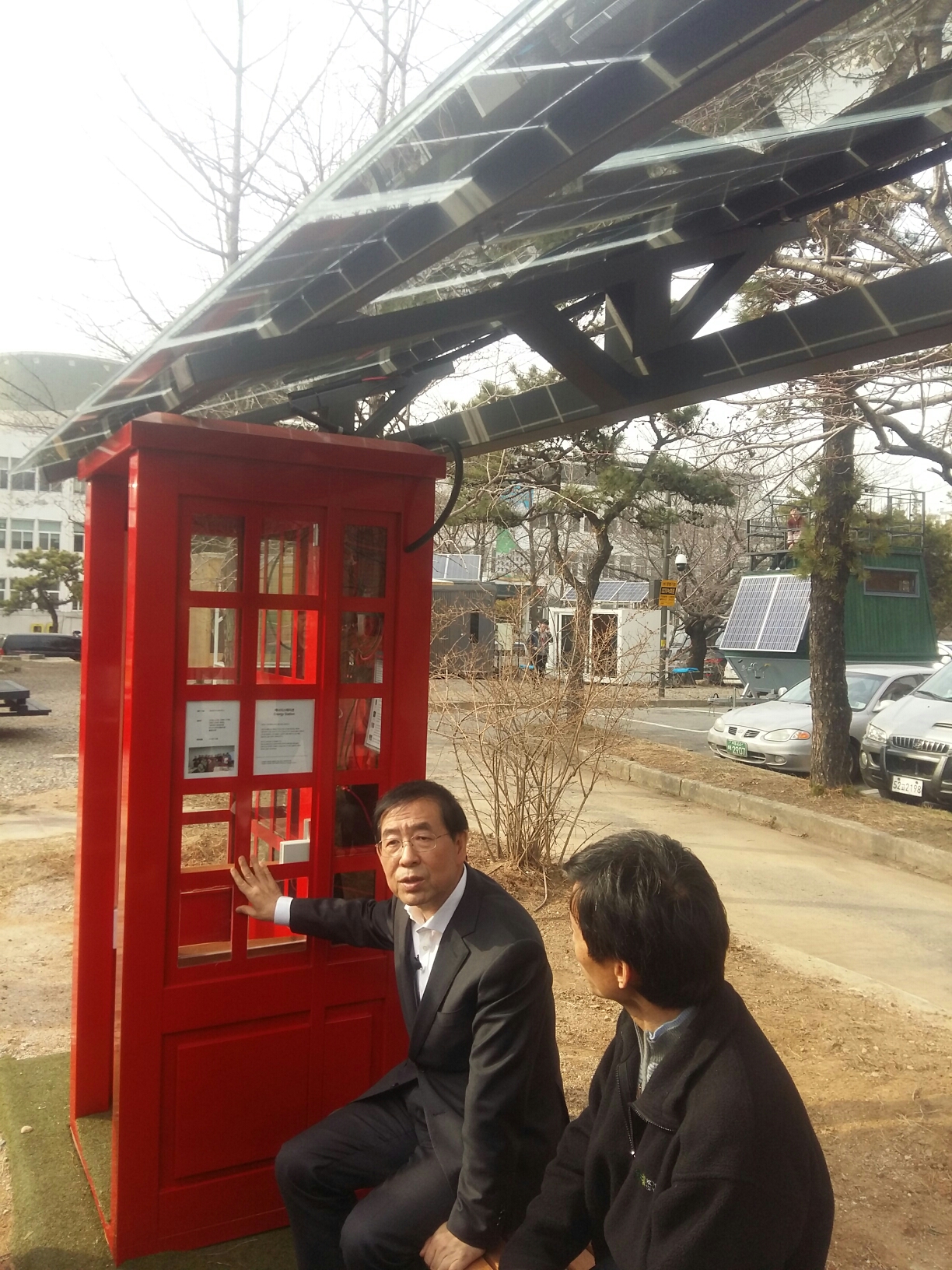 17일 오후 혁신파크를 방문한 박원순 서울시장이 야외 시설물 '에너지 스테이션'을 둘러보고 있다.