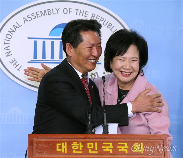 정청래 더불어민주당 의원의 지역구인 서울 마포을에 전략공천을 받은 손혜원 예비후보는 지난 18일 "정청래 의원의 눈물을 닦아주려 이 자리에 섰다"고 출마의 변을 밝혔다. 