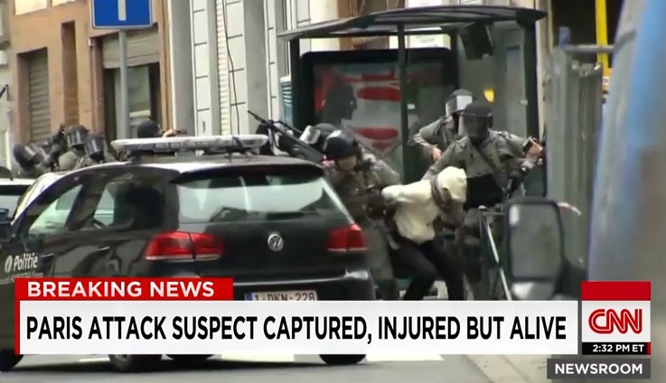 벨기에 경찰의 파리 테러 용의자 체포 장면을 보도하는 CNN 뉴스 갈무리.