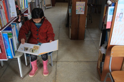 우리 집 아이들은 '일반 학교'를 다니지 않습니다. '우리 집 학교'를 다녀요. 마을 앞에 있는 폐교 건물 한쪽을 도서관으로 꾸며서 이 도서관에서 즐겁게 이것저것 배웁니다.