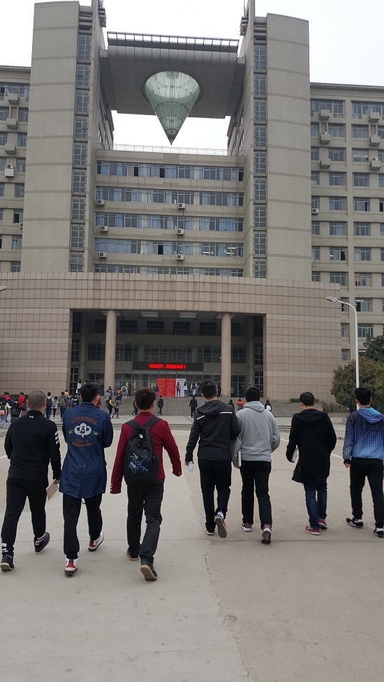 중국 대학생들이 한국 대학생들보다 더 검소하고 성실한 것만은 분명해 보인다.  