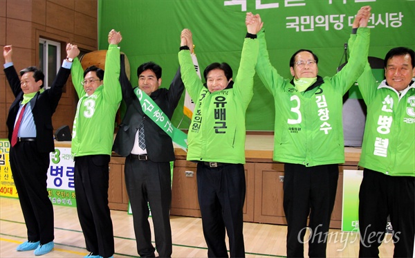  국민의당 대전지역 공천확정자들이 당원들에게 인사를 하고 있다. 사진은 왼쪽부터 김학일(유성을), 이동규(서구을), 김흥규(서구갑), 유배근(중구), 김창수(대덕구), 선병렬(동구)예비후보.