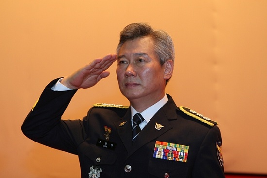 손창완 경찰대학장이 2010년 9월 9일 대강당에서 열린 취임식에서 경례를 하고 있다. 