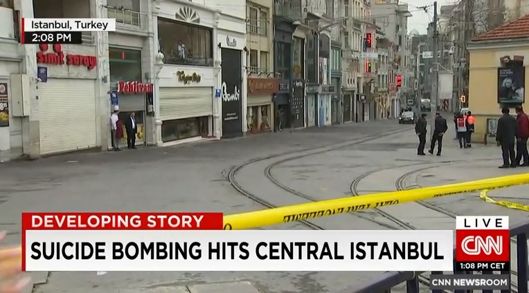 터키 이스탄불에서 발생한 차량폭탄 테러를 보도하는 CNN 뉴스 갈무리.