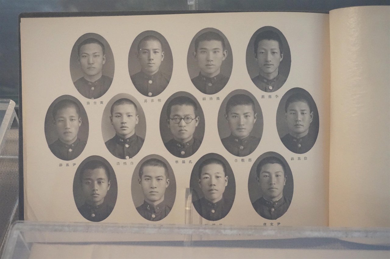 1934년 숭실 중학교 졸업 사진으로 황순원은 맨 아래 왼쪽에서 두 번째