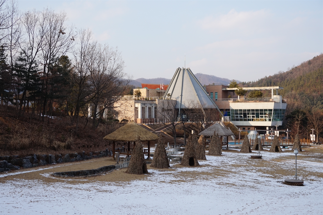 <소나기>의 소년 소녀가 비를 피했던 수숫단을 모티프로 해서 만든 문학관의 지붕이 인상적이다. 황순원 문학관의 해설사 분으로부터 들은 문학관 건립 일화가 흥미롭다. 이에 따르면 황순원의 제자들이 스승의 문학관 건립을 추진한다는 말을 전해 들은 양평의 한 초등학교 교사가 <소나기>에 양평이라는 지명이 등장한다는 것을 제보하여 이곳에 문학관이 세워지게 되었다는 것이다. 그리고 실제 양평을 답사했을 때 문학관 뒤편으로 <소나기> 속 개울과 비슷한 곳이 발견되었다고 한다. 한편 박덕규는 황순원의 소설 <나무와 돌, 그리고>를 근거로 황순원과 양평의 관계를 뒷받침한다.
