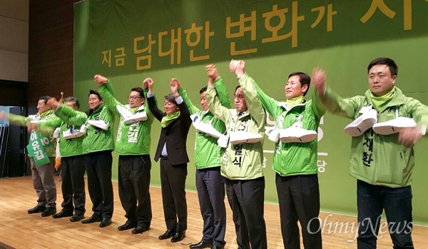  국민의당 경남도당은 안철수 공동대표가 참석한 가운데 20일 오후 창원컨벤션센터에서 창당대회를 열고, 총선 후보들이 운동화를 선물로 받아 목에 걸고 인사하고 있다.