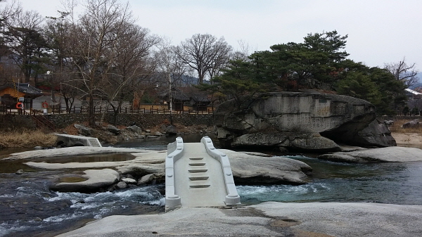 구연교. 이 다리를 이용하여 계곡 반대편, 요수정으로 넘어갈 수 있다. 