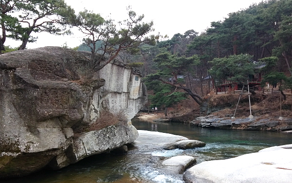 수승대 사진 오른편에 요수정이 있다. 소나무에 가려서 잘 보이지는 않는다.