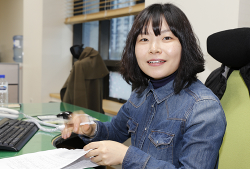  광양 희망일자리센터 직업상담사 이혜진 씨. 이 씨는 인력을 구하는 업체와 일자리를 찾는 사람 사이를 연결해주는 일을 하고 있다.