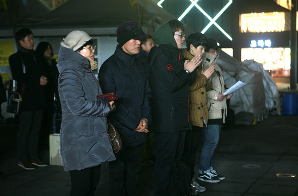지난 2월 8일 광화문광장 시국미사에서 ‘보편지향기도’를 바치기 위해 대기하고 있는 신자들   
