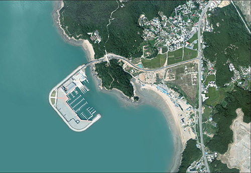 왕산해수욕장 북쪽 끝지점에서 바다 쪽으로 튀어나온 시설이 왕산마리나이다.