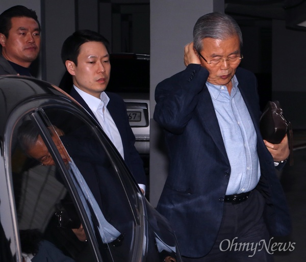 당무 거부에 들어간 김종인 더불어민주당 비대위 대표가 21일 오후 서울 구기동 자택에 들어서고 있다. 