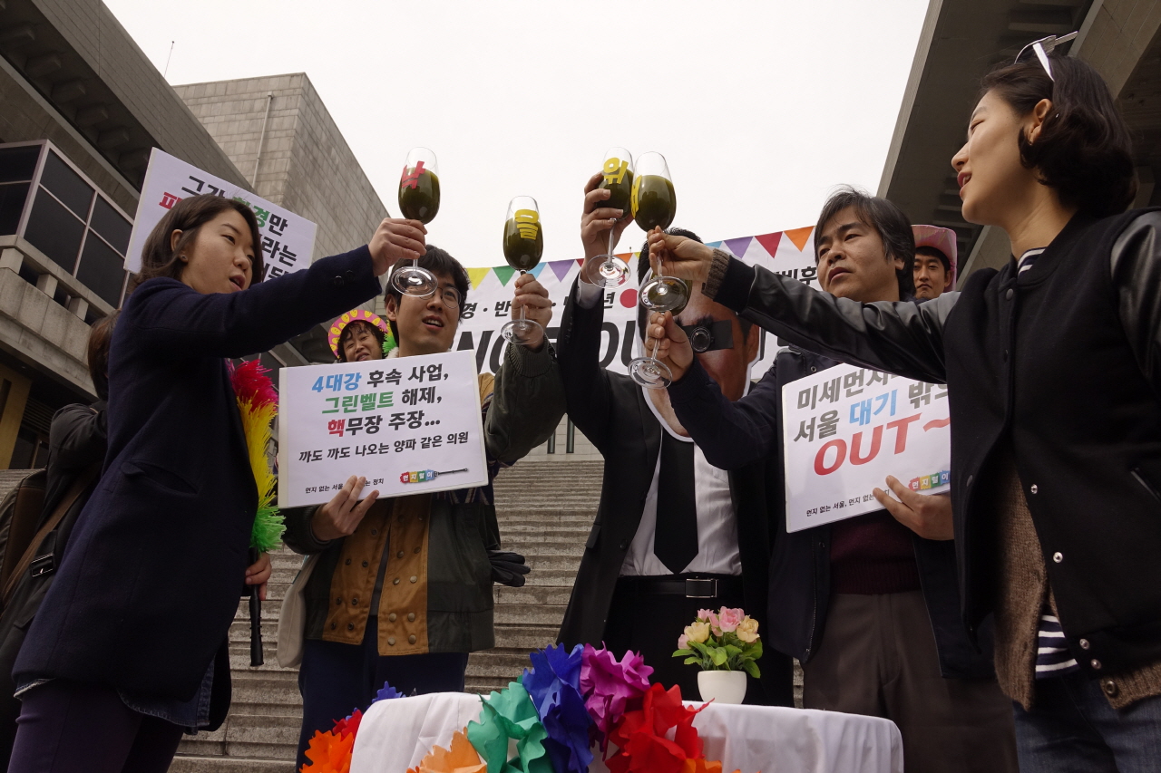 "이노근 낙을 위하여~!"를 외치는 서울환경연합과 레인보우보트 활동가들