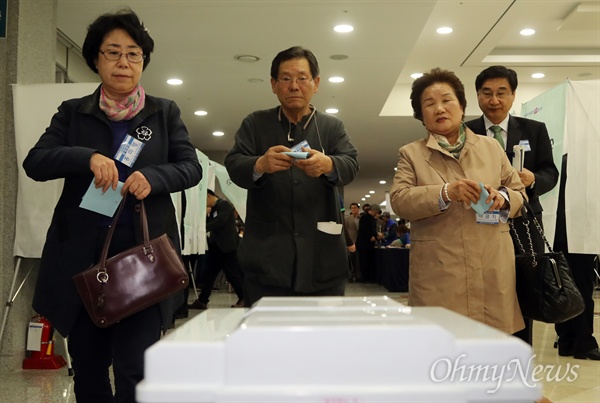 더불어민주당 중앙위원들이 22일 오전 서울 여의도 국회 의원회관에서 열린 중앙위원회에 참석해 제20대 총선 비례대표 후보자 선출을 위한 투표를 하고 있다.