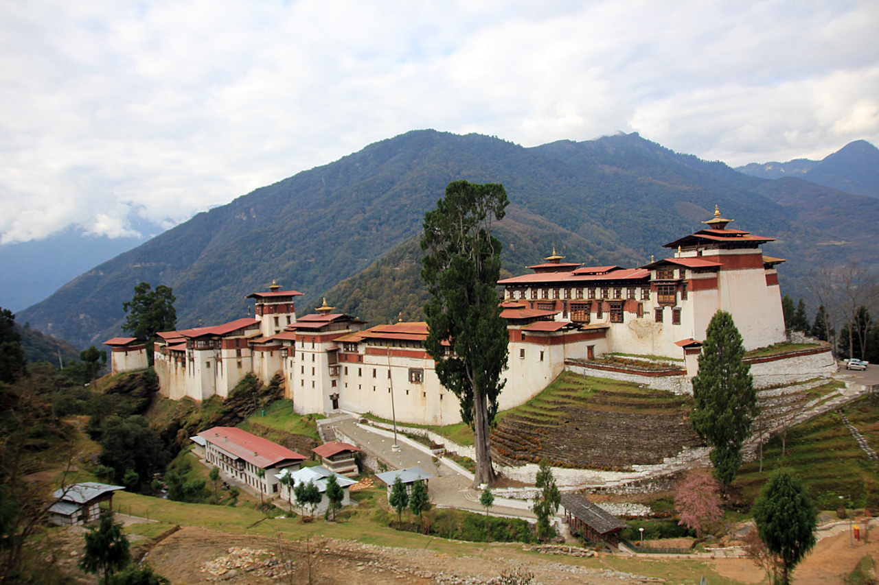 트롱사종 부탄의 교역로 중심에 위치해 상인들을 대상으로 높은 세금을 거둘 수 있었다 