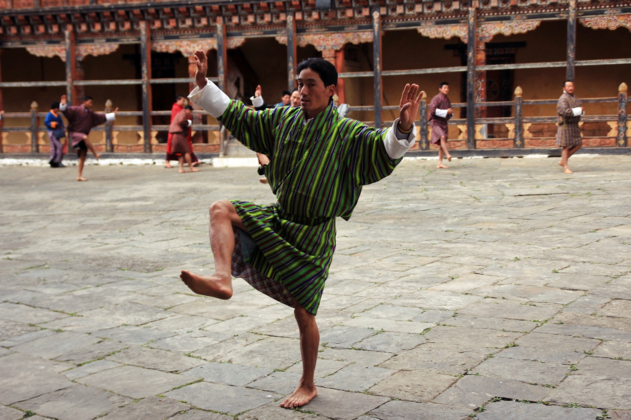 12월인데 맨발로 춤을 추고 있는 공무원들  부탄의 남자 복장인 '고'는 치마 스타일이다. 안에 스타킹을 신어도 되지만 인 신는 것이 남자의 자존심이라고 한다  