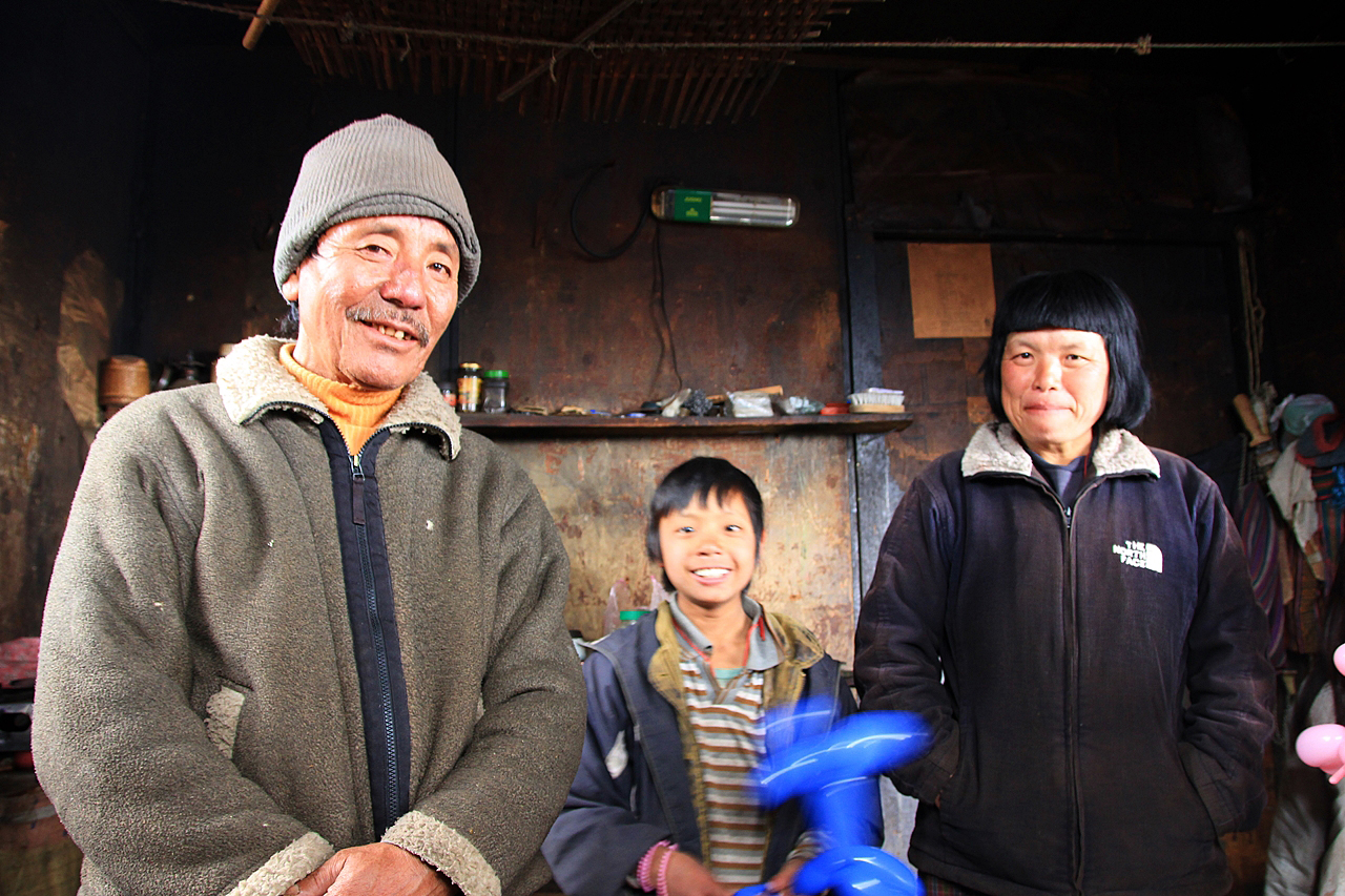 언제나 미소로 맞아주는 부탄 사람들 낯선이의 방문에 웃음이 끊이지 않았다 