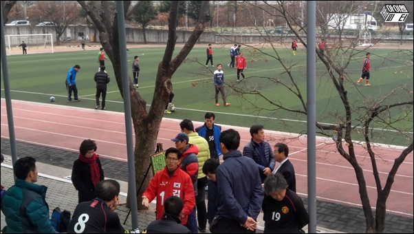  초등학교에서 축구를 하는 조기축구회 회원을 상대로 말하고 있는 김문수 새누리당 후보