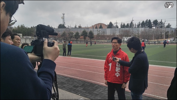  총선아바타팀과 인터뷰하고 있는 김문수 새누리당수성구갑 후보