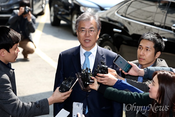  문재인 의원이 22일 오후 김종인 더불어민주당 비대위 대표를 만나기 위해 서울 구기동 자택에 도착하고 있다.
