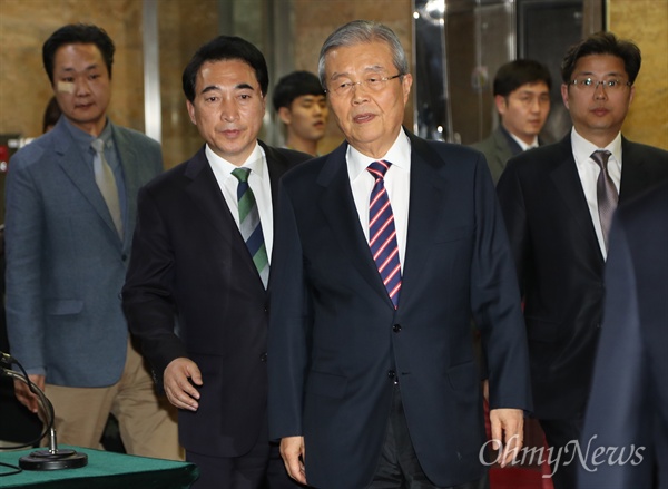 김종인, 당무 복귀 질문에 '묵묵부답' 20대 총선 비례대표 후보 선정 문제와 관련해 당무 거부 중이던 김종인 더불어민주당 비대위대표가 22일 오후 서울 여의도 국회 대표실에서 열린 비대위 회의에 참석한 뒤 국회를 나서고 있다.