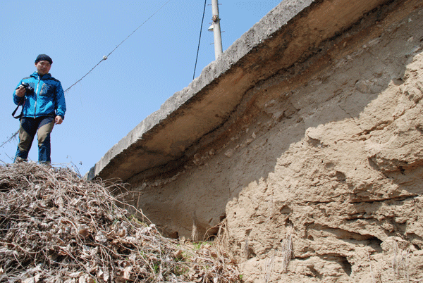 충남 부여군 호암리 천정대 공원 범바위 진입로 시멘트 도로 밑의 흙이 유실되면서 도로만 공중에 떠 있는 상태다.