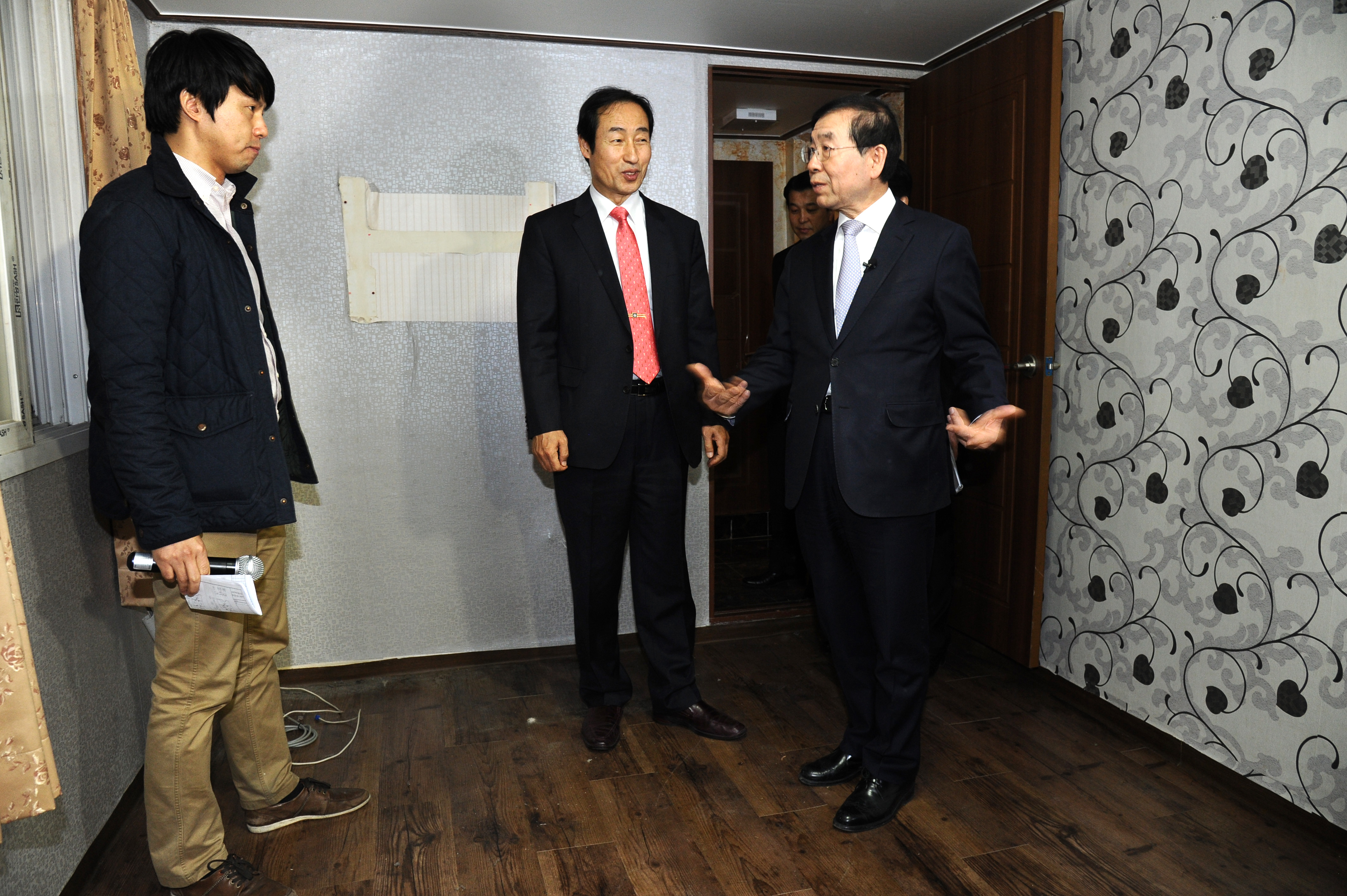 박원순 서울시장이 22일 오후 서울 신촌의 '창업모텔'을 둘러보고 있다.