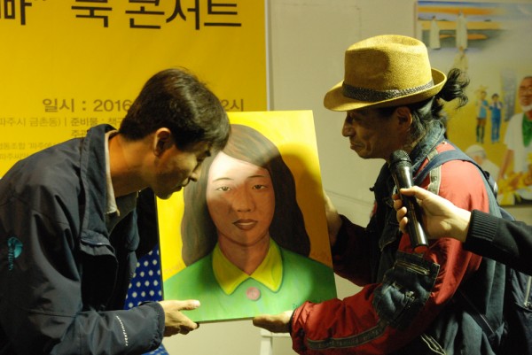 임진강문화예술인협회의 박흥식 작가가 김영오씨에게 ‘유민이’그림을 선물했다.