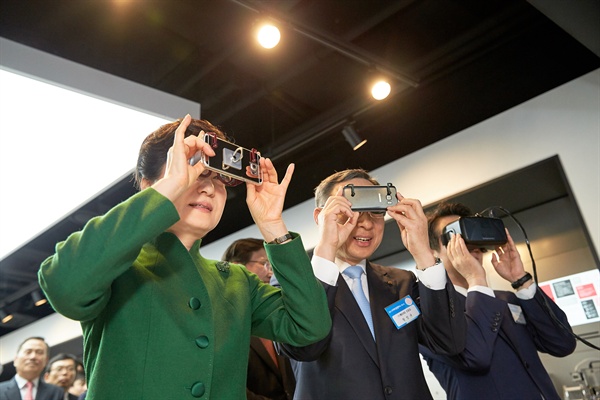 박근헤 대통령이 22일 판교스타트업 캠퍼스 개소식에 참석해 가상현실 기기를 체험하고 있다.
