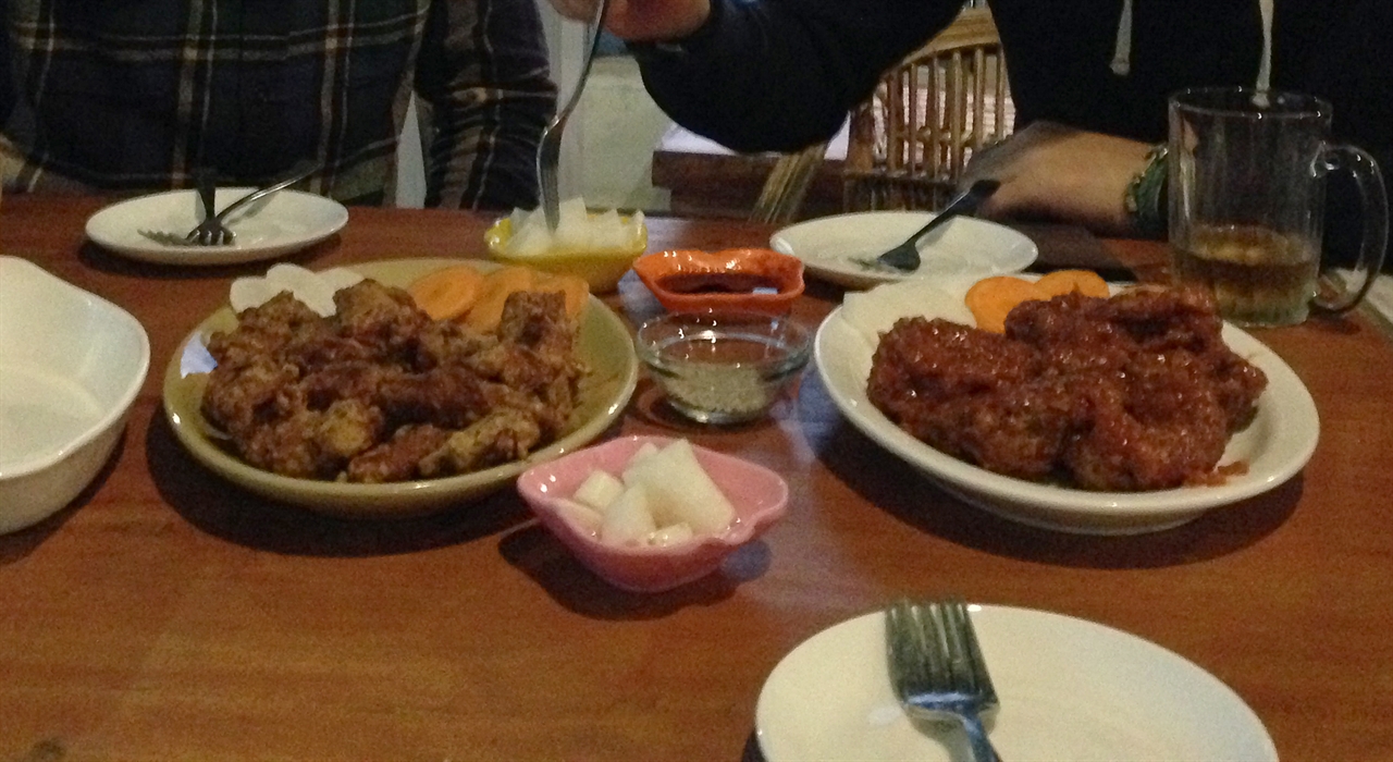  네팔 포카라에서 먹은 치킨! 한국 음식도 먹을 수 있다. (가격도 한국과 비슷......)
