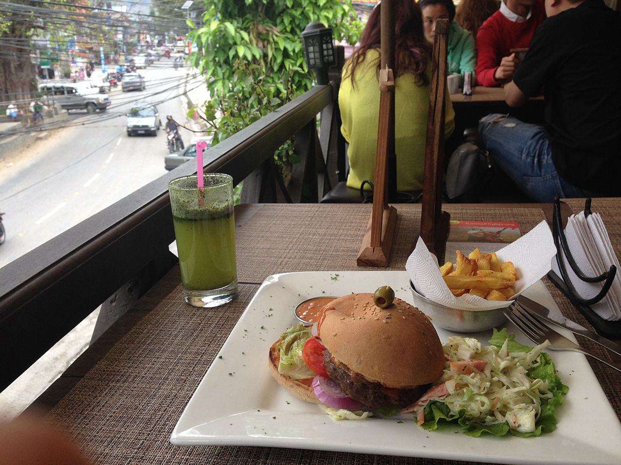  네팔 포카라에서 먹은 수제 햄버거. 포카라에는 서양식을 비롯 여러 나라 식당들이 많다.