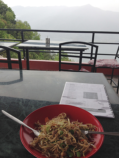  네팔 포카라 샨티 스투파 입구 근처 식당에서 먹은 차우멘(볶음면). 샨티 스투파에 오르면 페와 호수와 시가지 등을 한눈에 볼 수 있다.