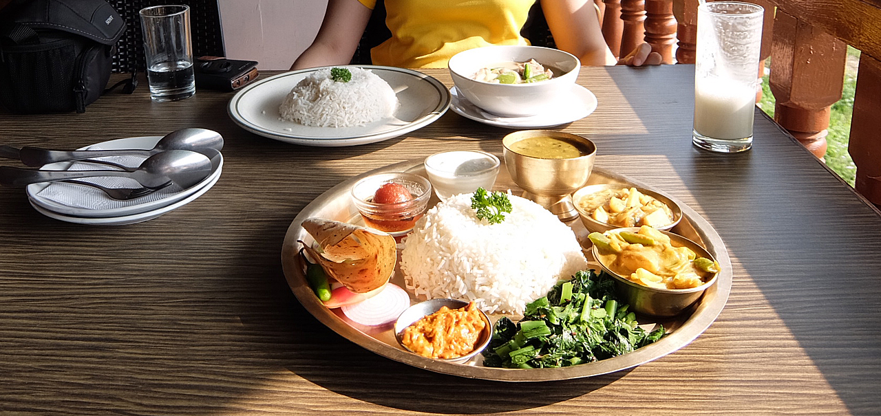  네팔 포카라 시내 식당에서 먹은 네팔 전통음식인 달밧. 달밧도 식당마다, 가격에 따라 그 모양이 조금씩 다르다.