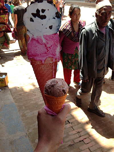  네팔 박타푸르에서 먹은 아이스크림. 아이스크림의 경우 혹 배탈이 날까 여행 중 망설이게 되는 음식인데, 먹길 잘했다.
