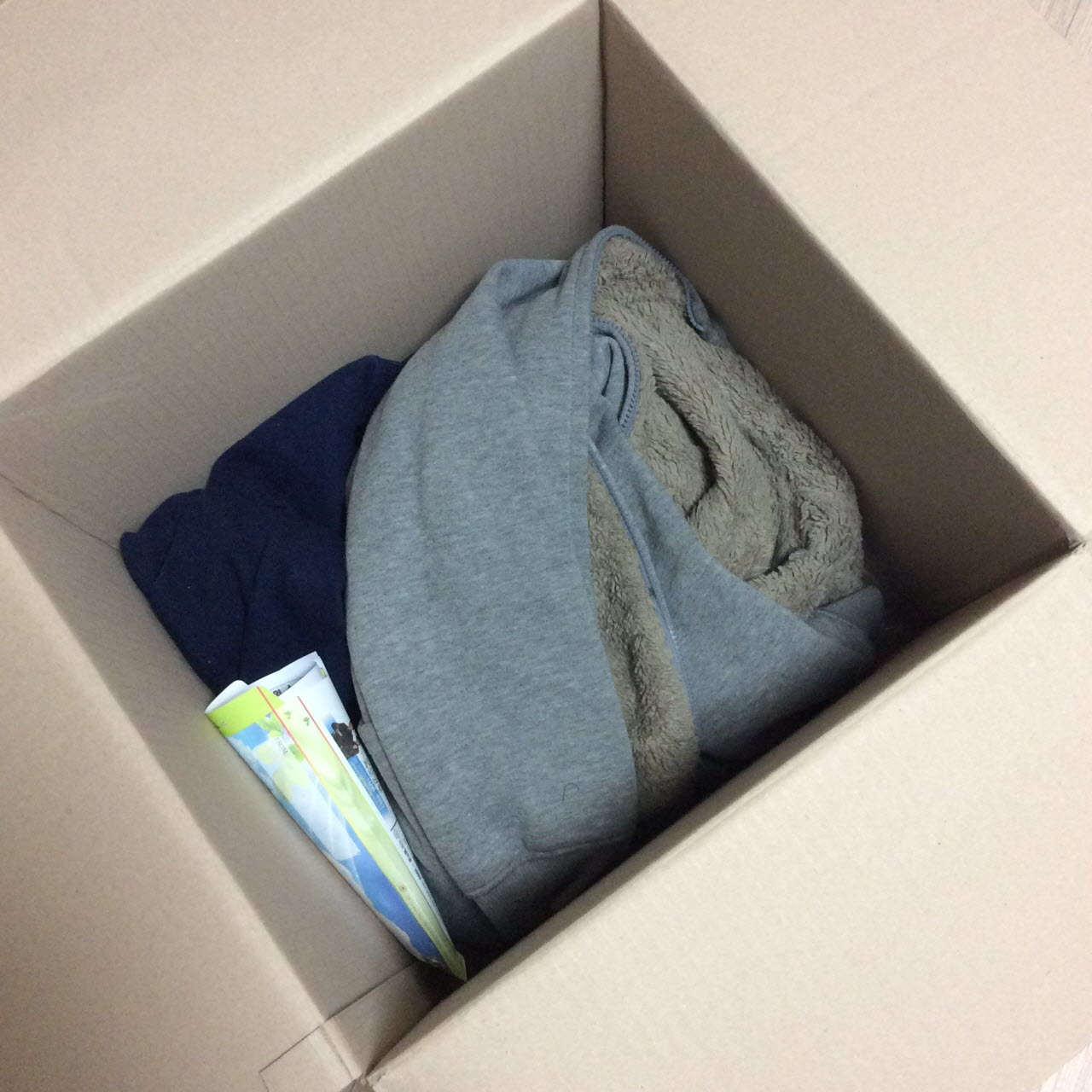 박스 속에는 아들이 입고 들어간 옷가지와 편지가 담겼다. 