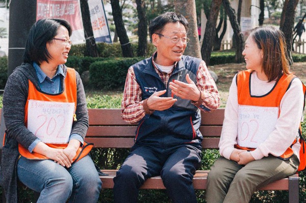 20대 총선에서 부산진구을에 출마하는 김재하 민주노총 부산본부장이 조합원들과 이야기를 나누고 있다. 
