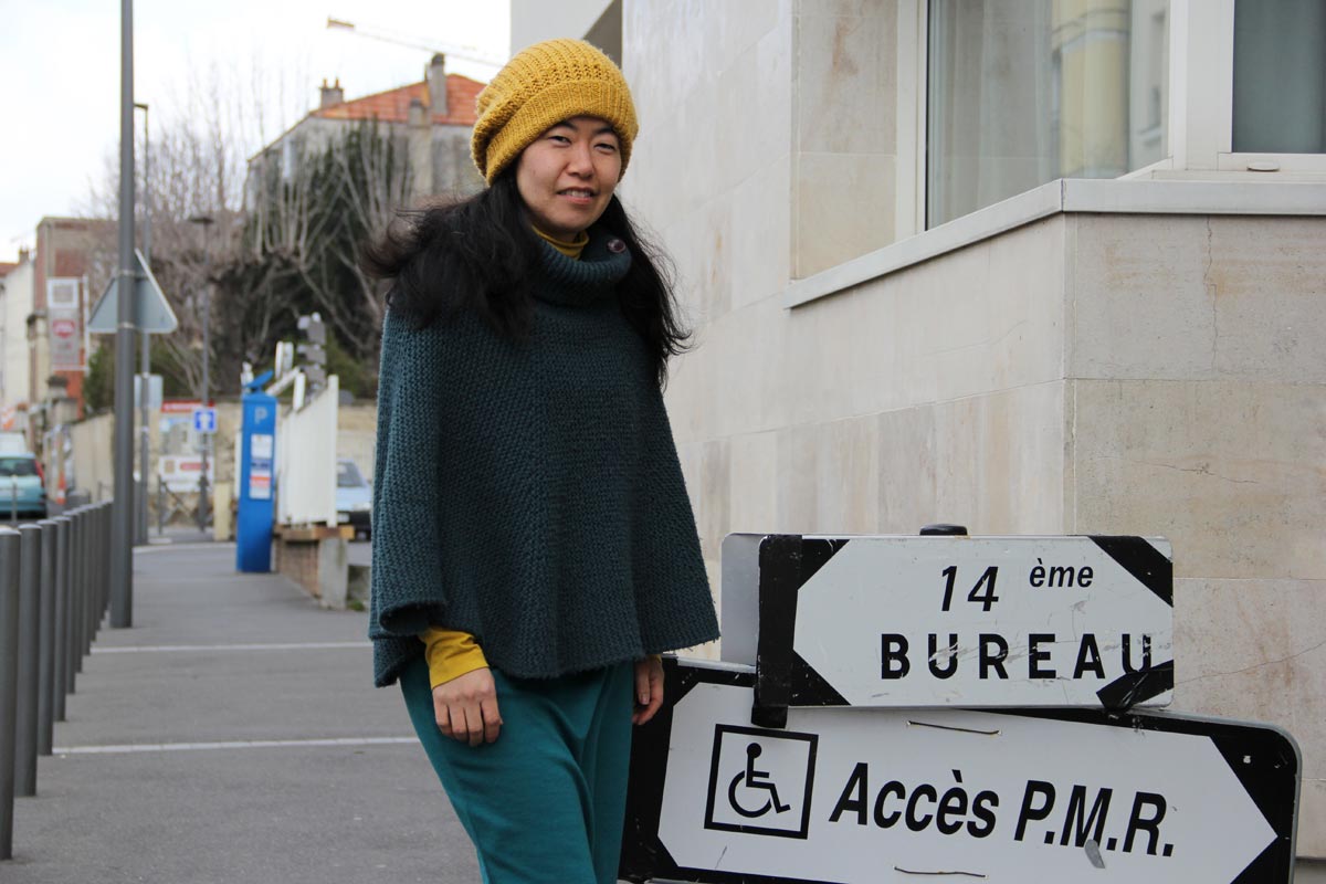 집에서 걸어서 1분 거리에 있는 투표소에 가고 있다. PMR란 les personnes a mobilite reduite, 즉 지체장애인을 말한다. 대중을 위한 시설은 지체장애인에게도 접근가능해야 한다고 프랑스 법이 정하고 있다. 그렇지 못한 시설인 경우, 지체장애인이 접근가능하도록 경사로나 승강기 등 제한된 기간 내에 공사를 해야한다. 