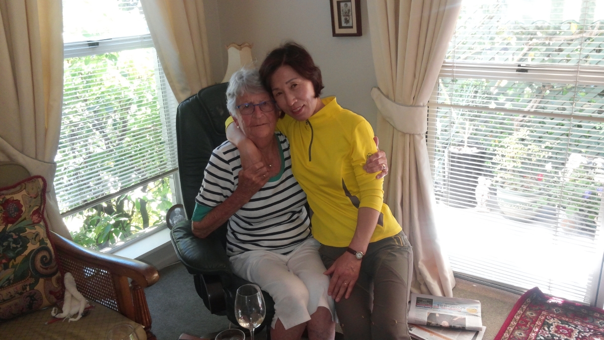 12년 만에 만나 해후하는 이사벨 할머니와 아내