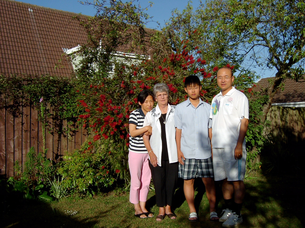 12년 전에 필자의 집에서 우리 가족과 함께 찍은 사진
