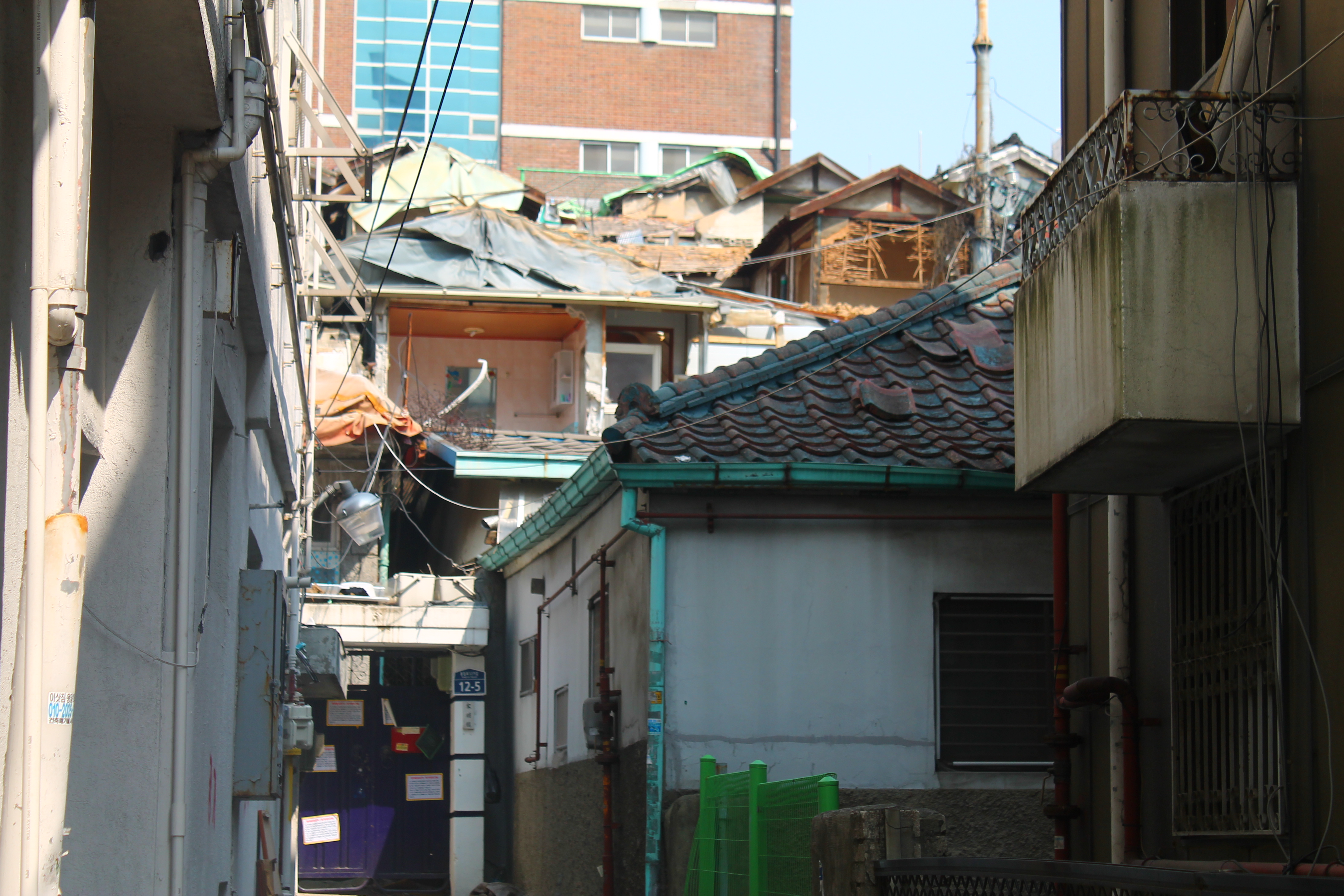 철거작업이 중단된 옥바라지골목. 서울시는 이 골목을 없애지 않고 보존할 방안을 모색하고 있다.