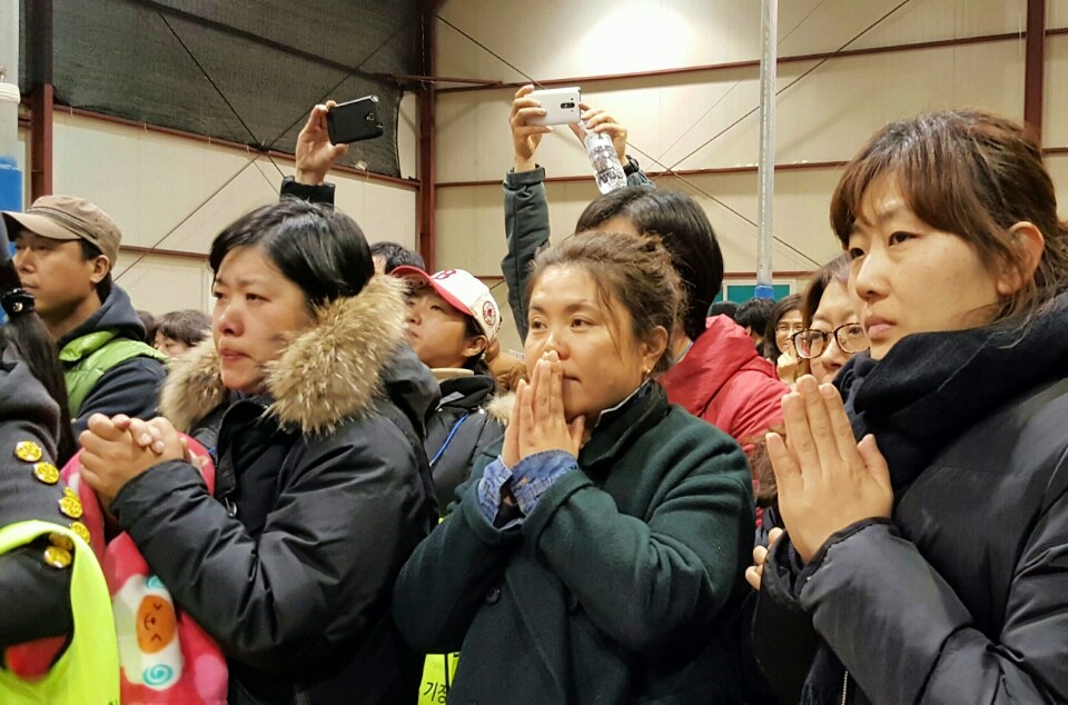 21일 오전 12시 24분 최종 개표결과 발표를 기다리던 엄마들이 두 손을 모으고 눈시울을 붉히고 있습니다. 