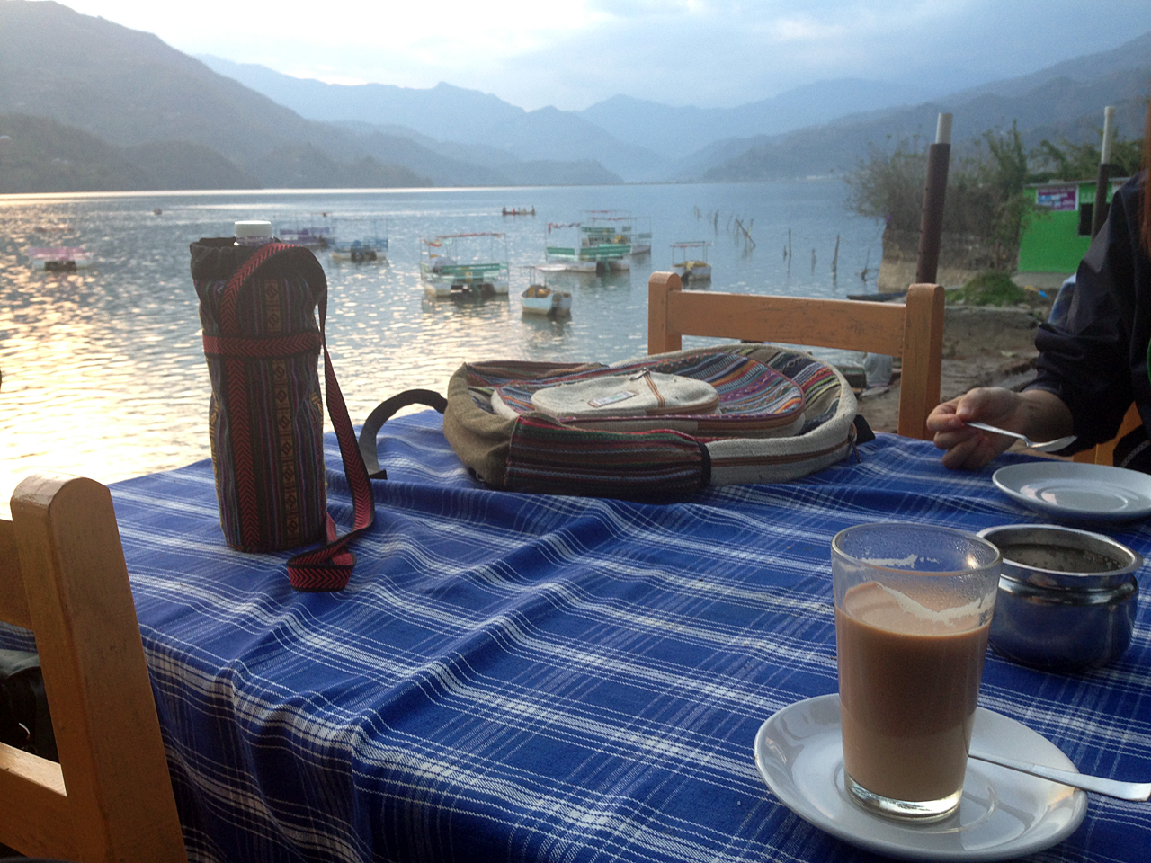  네팔 포카라 페와 호수 바로 옆에서 마시는 찌아(밀크티) 한 잔. 