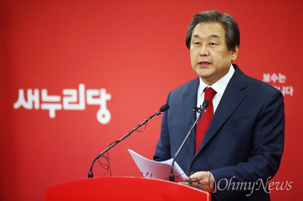 새누리당 김무성 대표가 24일 오후 서울 여의도 당사에서 기자회견을 열고 있다. 김 대표는 '상향식 공천 목표를 이루지 못한 것에 죄송하다'며 유승민 의원의 지역구를 포함한 '공천 보류 5개 지역을 무공천 한다'고 밝혔다. 