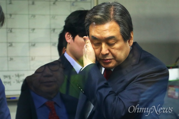 새누리당 김무성 대표가 24일 오후 서울 여의도 당사에서 기자회견을 하기 위해 기자실로 들어오고 있다. 
