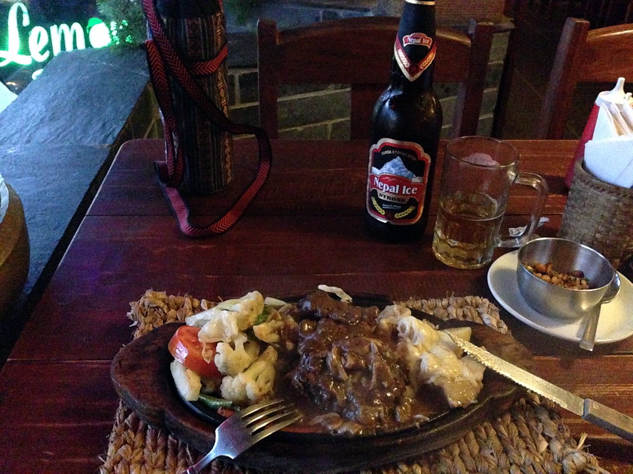  네팔 포카라의 스테이크는 밤에 먹어도 옳다. 맥주와 함께라면 더욱 옳다.