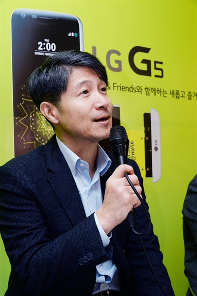 조준호 LG전자 MC(모바일 커뮤니케이션)사업본부장이 24일 서울 신사동 가로수길에서 열린 LG G5 프레스 행사에서 기자들 질문에 답하고 있다.
