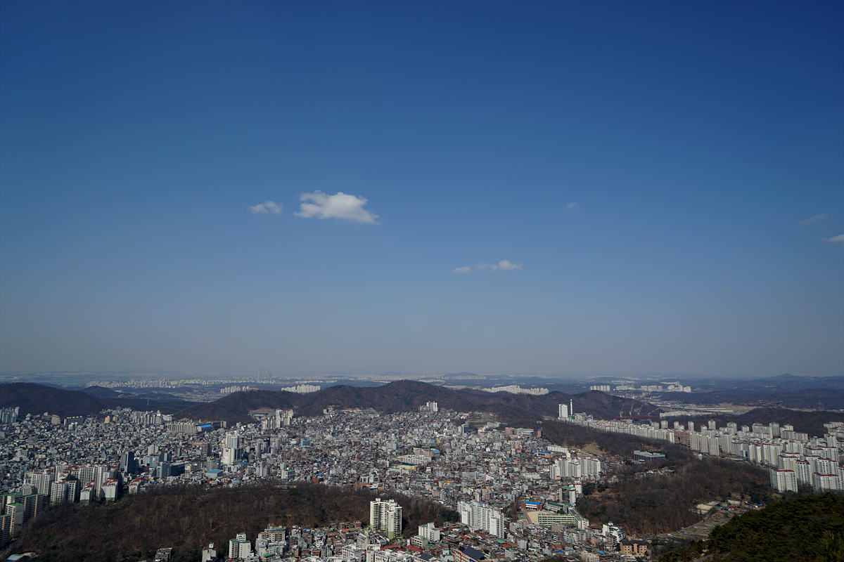  족두리봉을 오르다가 바라본 시내 풍경