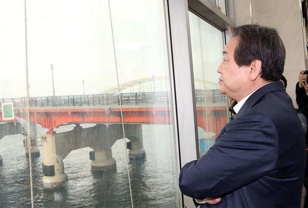 새누리당 김무성 대표가 24일 오후 부산 영도구 사무실에 도착한 뒤 영도다리 앞 바다를 바라보고 있다.